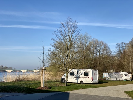 standaard parkeerplaats met uitzicht op het water